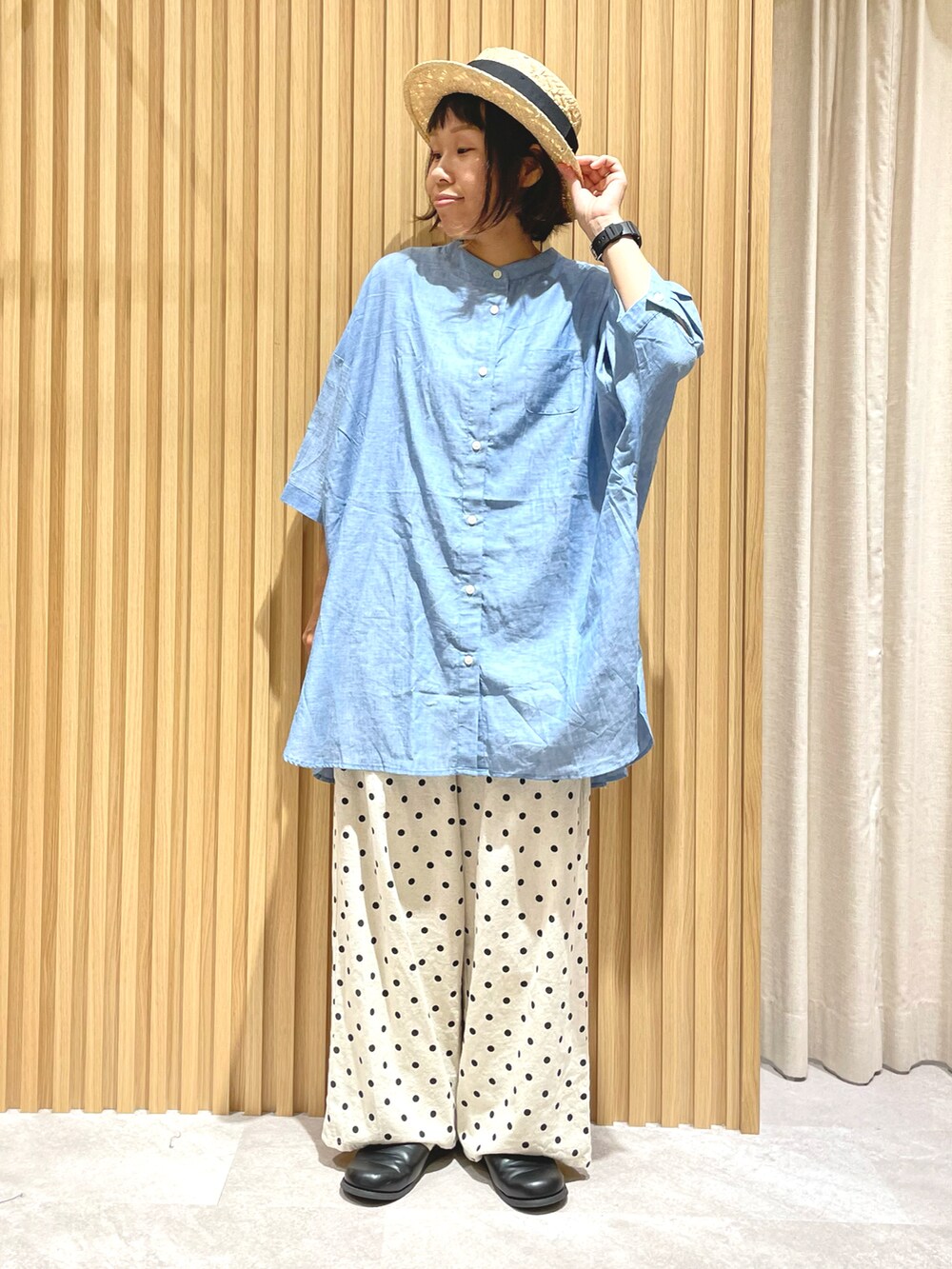 ブルー系のシャツ/ブラウス、ホワイト系のTシャツ/カットソー、ホワイト系のその他パンツを着用したレディースの夏コーディネートの2枚目の写真