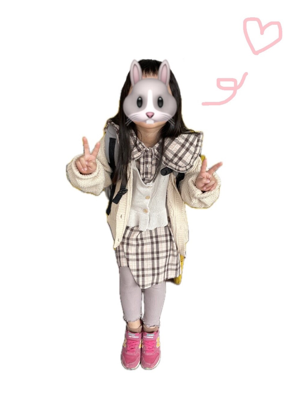 ホワイト系のニット/セーター、ホワイト系のスカート、ブルー系のその他パンツを着用したレディースの冬コーディネートの3枚目の写真