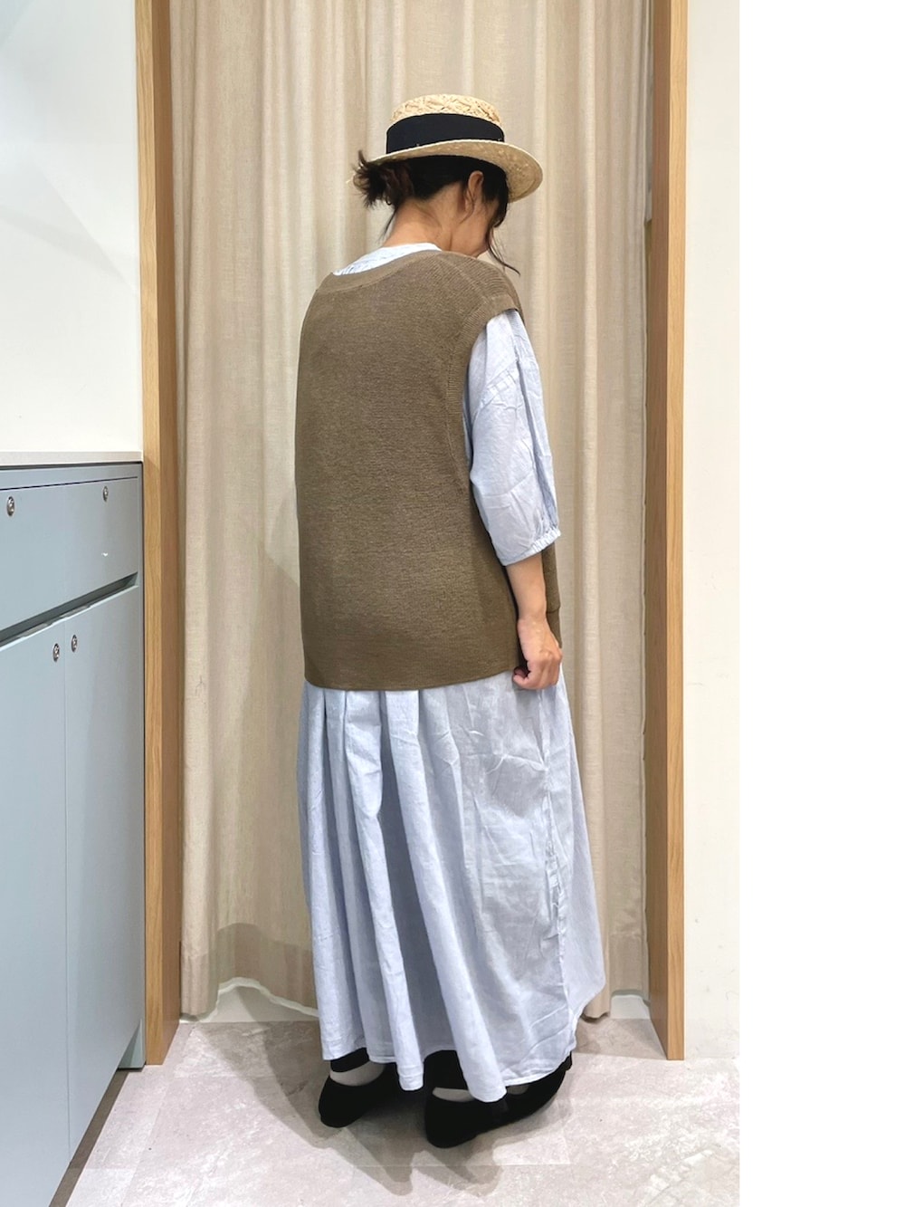 「Samansa Mos2、SM2、サマンサ モスモス(Samansa Mos2)、低身長、ママコーデ、ナチュラル、ベスト、ガウチョパンツ、ワンピース、シンプルコーデ、オトナカジュアル、オトナカワイイ、カンカン帽、大人カジュアル、スカーチョ」｜「Samansa Mos2の太リボンカンカン帽（ハット、ブラック系）」を使った、あさいまりこさん（レディース・151cm）の夏コーディネートの2枚目の写真