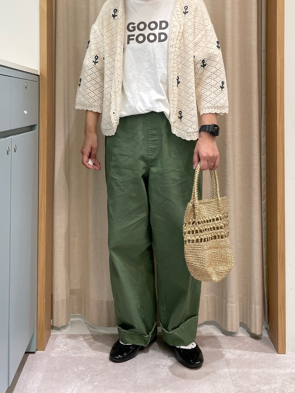 ホワイト系のTシャツ/カットソー、ホワイト系のカーディガン/ボレロ、グリーン系のその他パンツを着用したレディースの春コーディネートの4枚目の写真