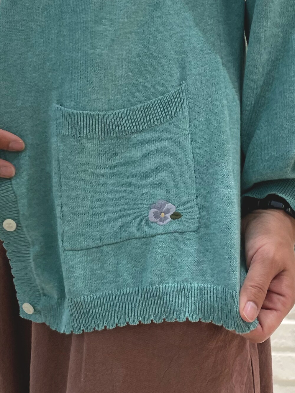 ベージュ系のかごバッグ、ブラウン系のサンダル、ブラウン系のその他パンツを着用したレディースの春コーディネートの3枚目の写真