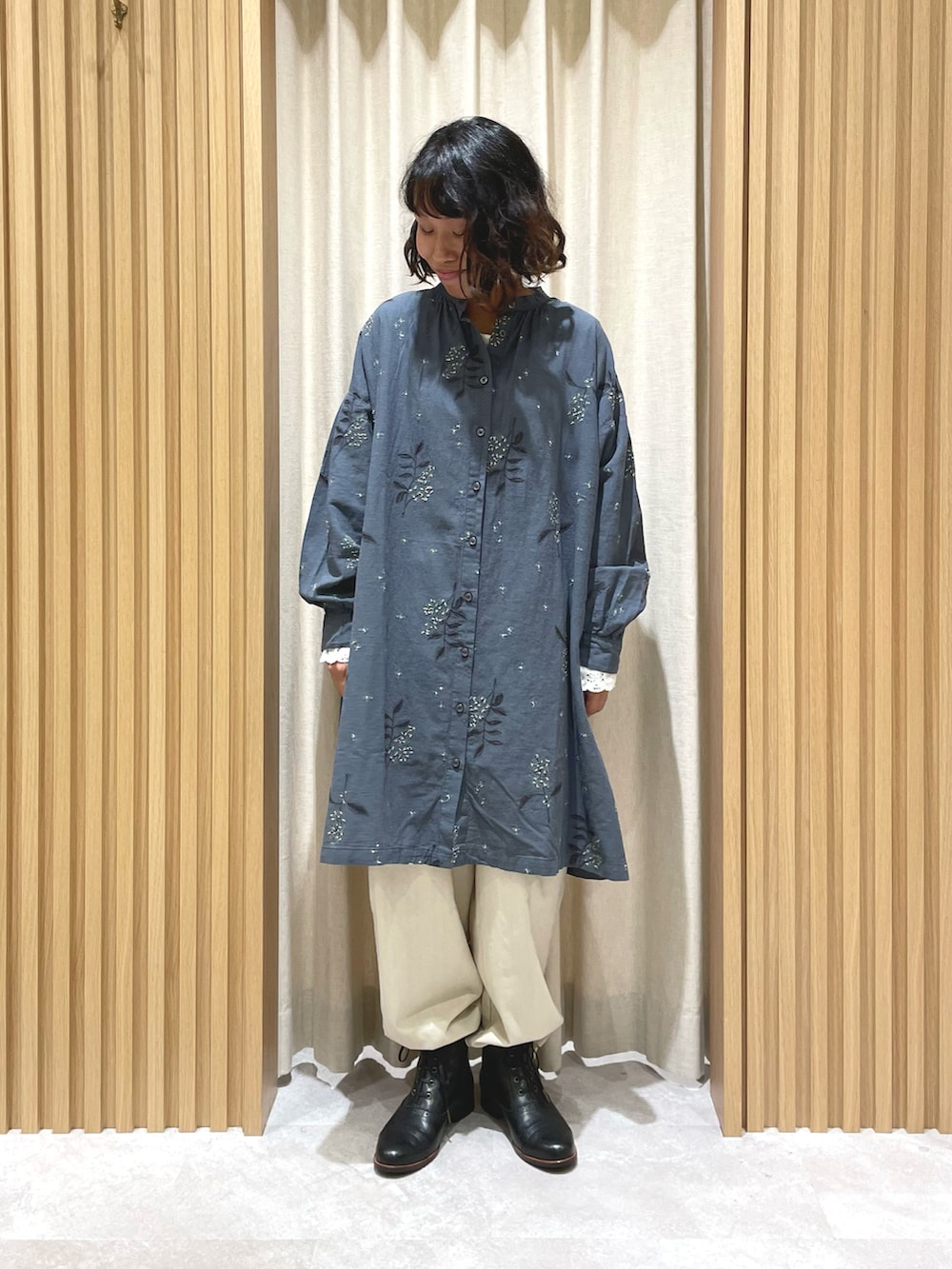 グリーン系のチュニック、ホワイト系のTシャツ/カットソー、ホワイト系のその他パンツを着用したレディースの秋コーディネートの3枚目の写真