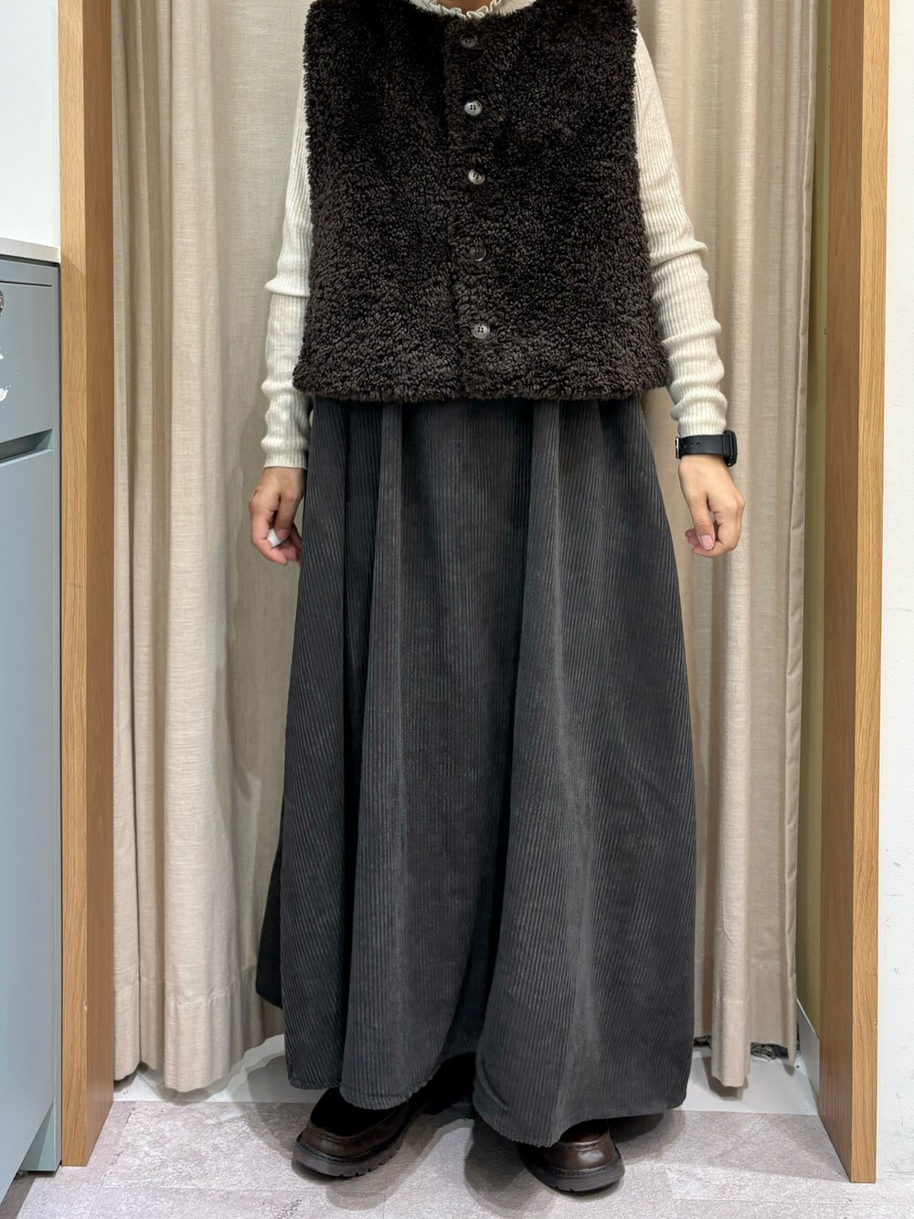「Samansa Mos2、SM2、サマンサ モスモス(Samansa Mos2)、低身長、低身長コーデ、ママコーデ、ワントーンコーデ、ベスト、キャミワンピ、大人コーデ、オトナカワイイ、大人かわいい、大人可愛い、レイヤードスタイル、ボアベスト」｜「Samansa Mos2の前後着ふわふわボアベスト（ベスト、ブラウン系）」を使った、あさいまりこさん（レディース・151cm）の秋コーディネートの2枚目の写真