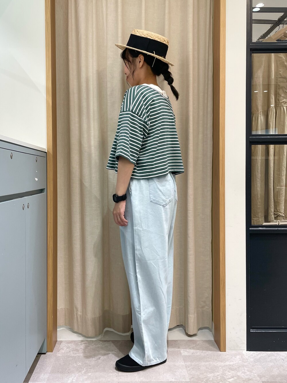 グリーン系のワンピース、ホワイト系のTシャツ/カットソー、ブルー系のその他パンツを着用したレディースの夏コーディネートの2枚目の写真