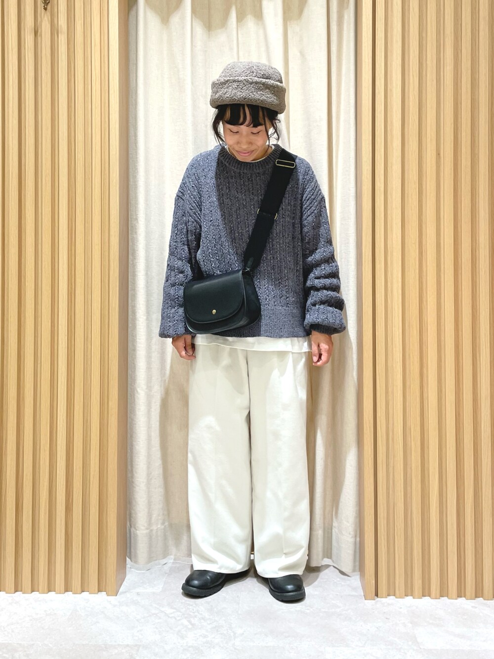 ブルー系のブルゾン、グレー系のニット/セーター、ホワイト系のTシャツ/カットソーを着用したレディースの冬コーディネートの3枚目の写真