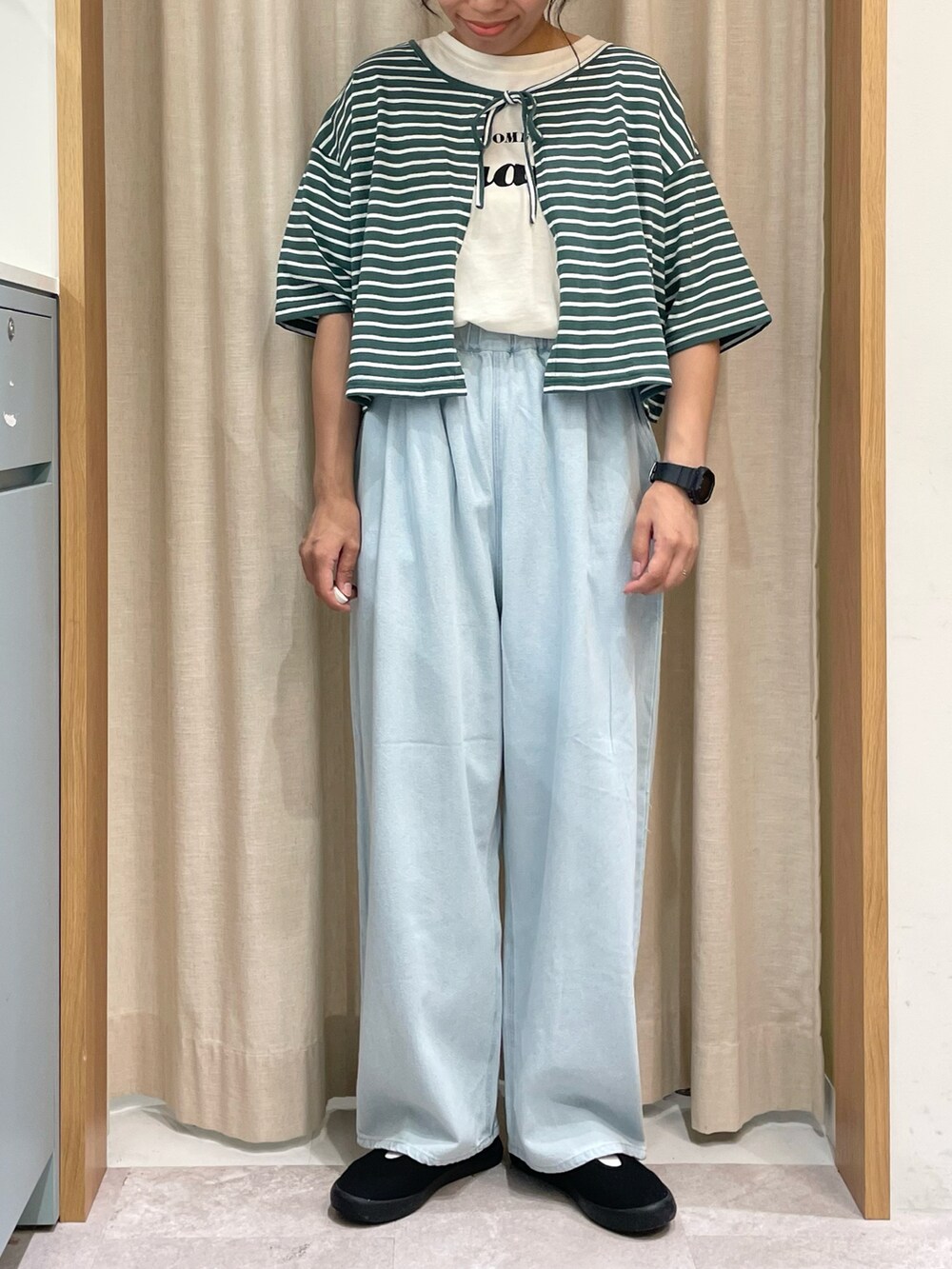 グリーン系のワンピース、ホワイト系のTシャツ/カットソー、ブルー系のその他パンツを着用したレディースの夏コーディネートの4枚目の写真