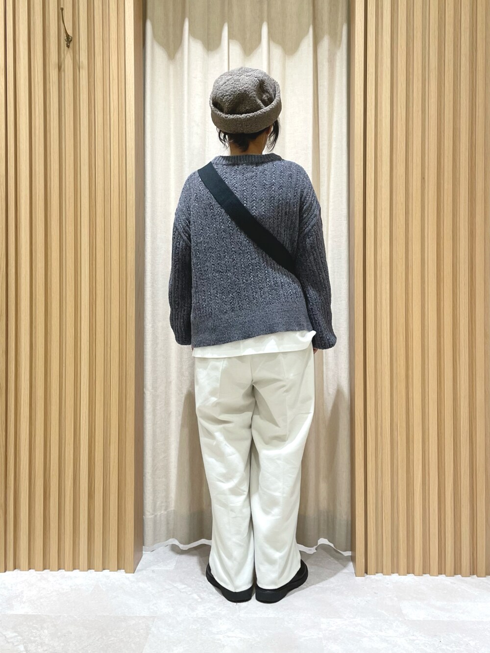 ブルー系のブルゾン、グレー系のニット/セーター、ホワイト系のTシャツ/カットソーを着用したレディースの冬コーディネートの4枚目の写真