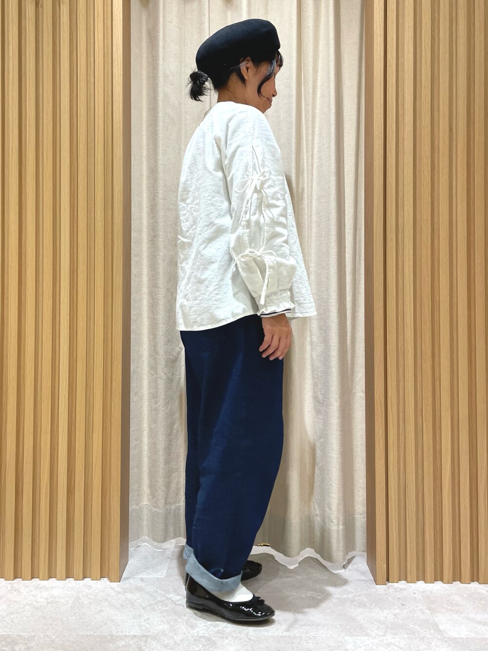 ホワイト系のシャツ/ブラウス、ブルー系のTシャツ/カットソー、ブルー系のデニムパンツを着用したレディースの冬コーディネートの2枚目の写真