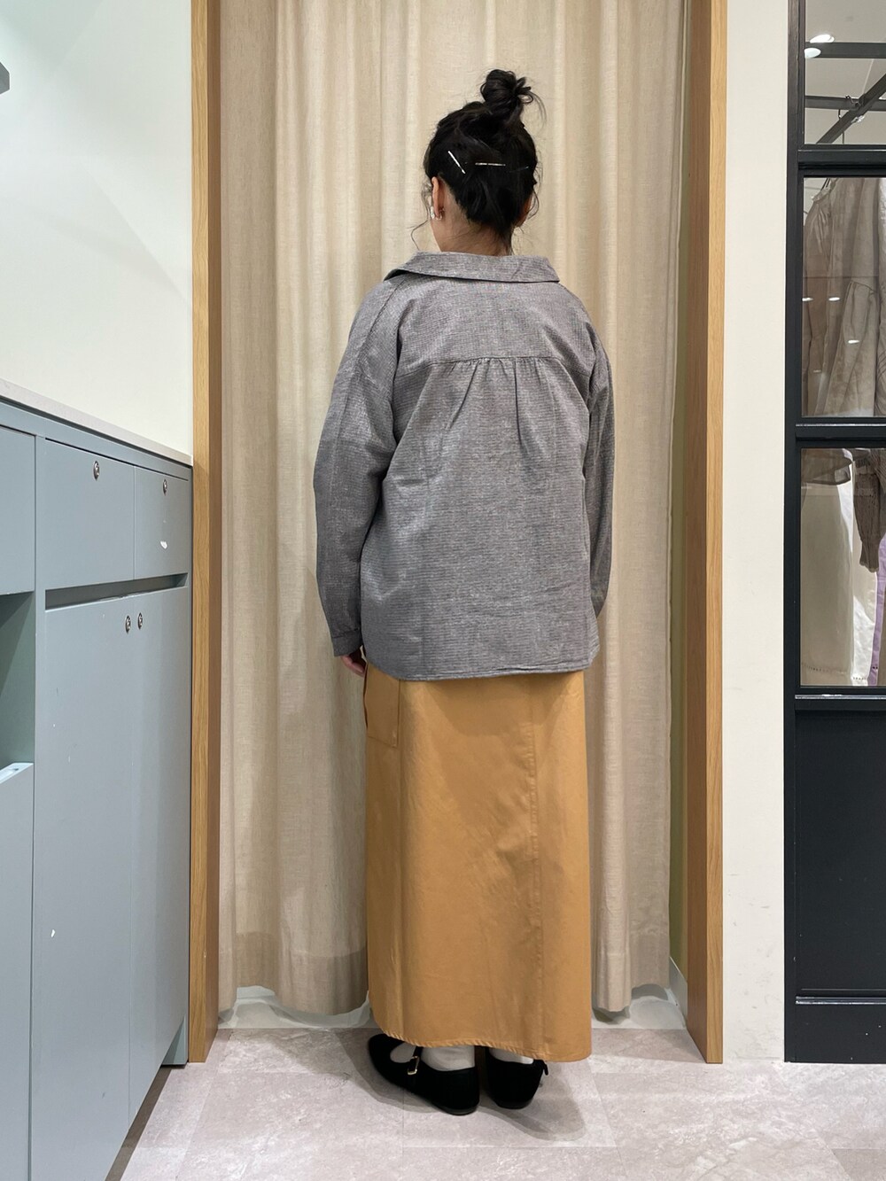 ホワイト系のTシャツ/カットソー、グレー系のシャツ/ブラウス、ブラウン系のワンピースを着用したレディースの春コーディネートの3枚目の写真