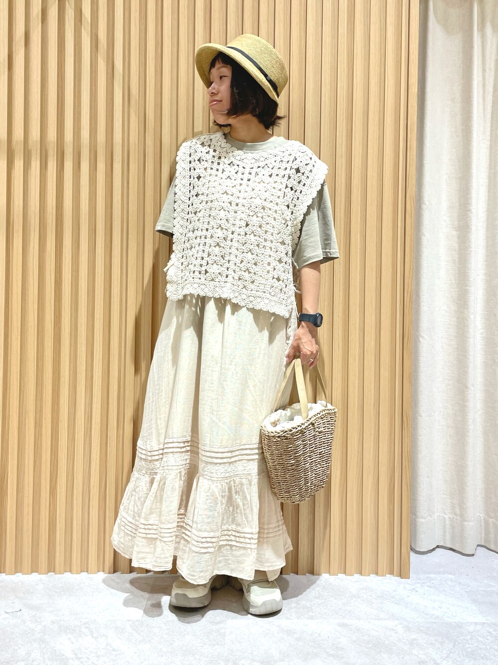 ホワイト系のベスト、ベージュ系のTシャツ/カットソー、ホワイト系のワンピースを着用したレディースの夏コーディネートの3枚目の写真