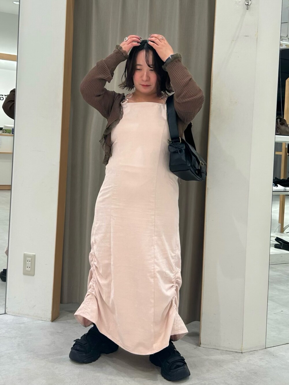 ピンク系のワンピース、ブラウン系のカーディガン/ボレロ、ブラック系のショルダーバッグを着用したレディースの夏コーディネートの5枚目の写真