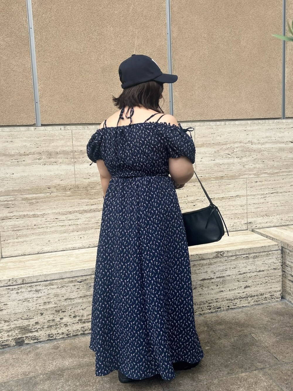 ブルー系のワンピース、ブラック系のサンダル、ブラック系のショルダーバッグを着用したレディースの夏コーディネートの4枚目の写真