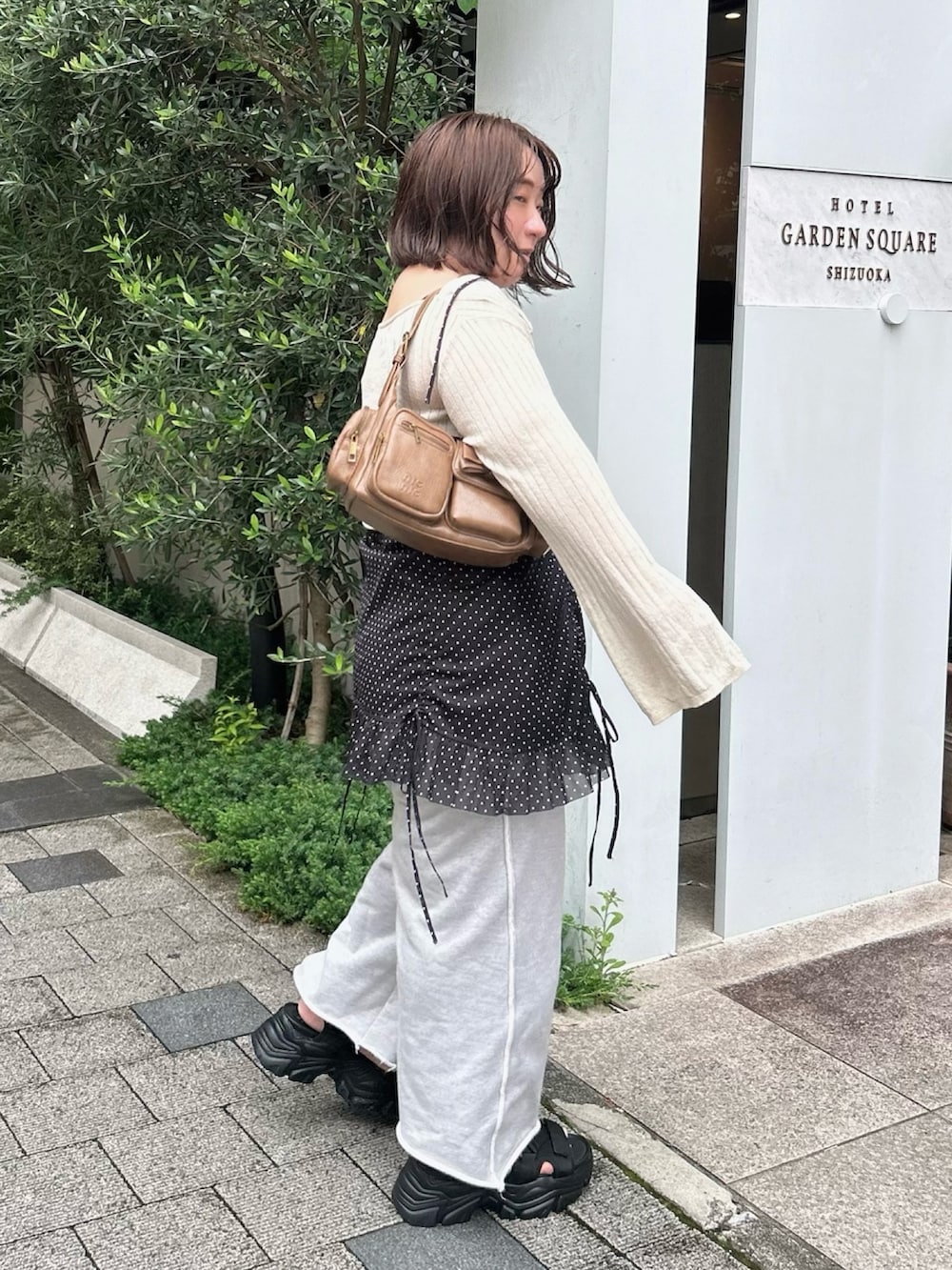 ブラック系のシャツ/ブラウス、ブラウン系のショルダーバッグ、ホワイト系のカーディガン/ボレロを着用したレディースの夏コーディネートの5枚目の写真