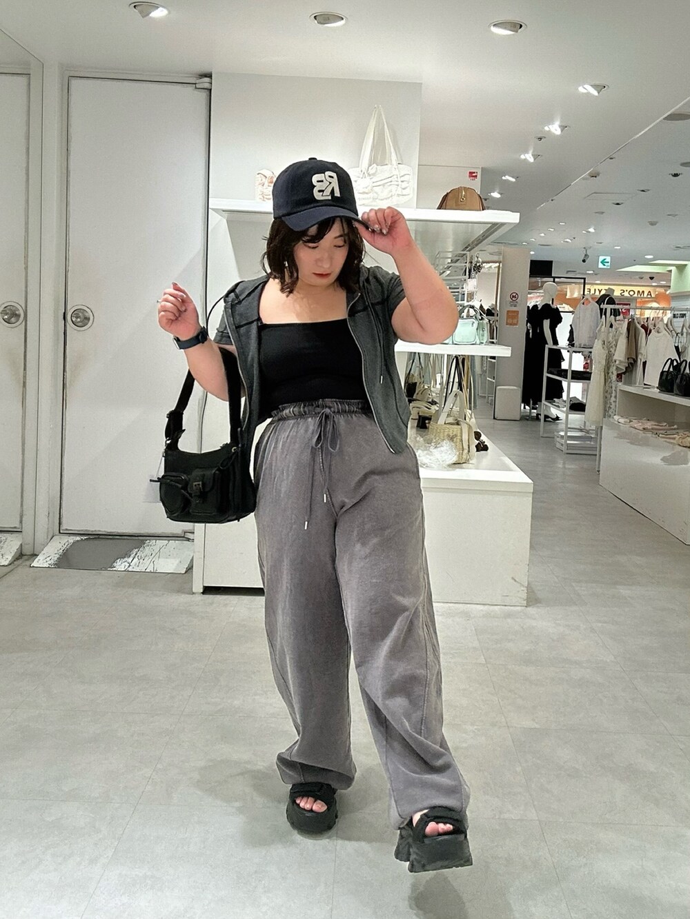 グレー系のパーカー、グレー系のスウェットパンツを着用したレディースの夏コーディネートの5枚目の写真
