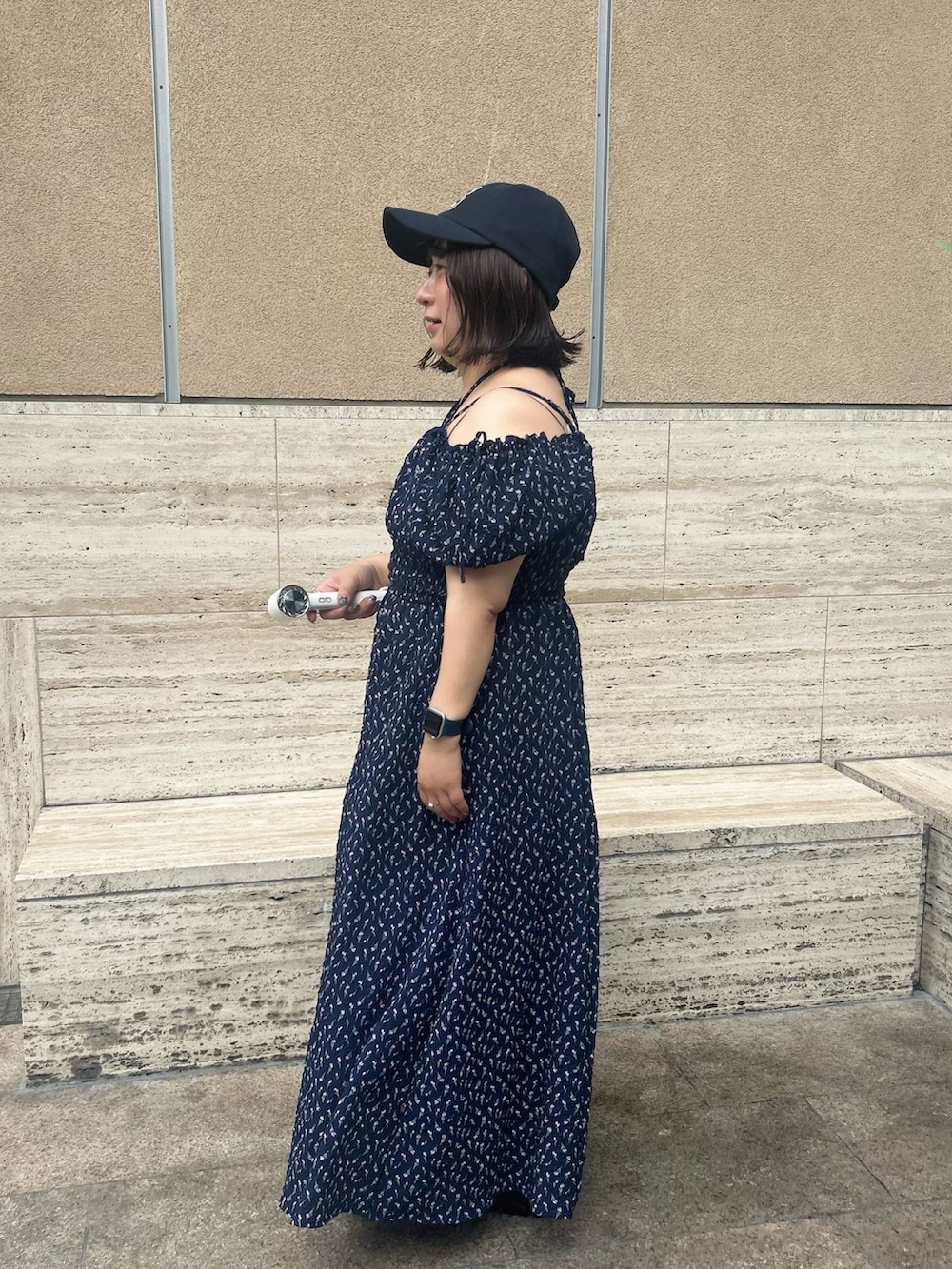 ブルー系のワンピース、ブラック系のサンダル、ブラック系のショルダーバッグを着用したレディースの夏コーディネートの3枚目の写真