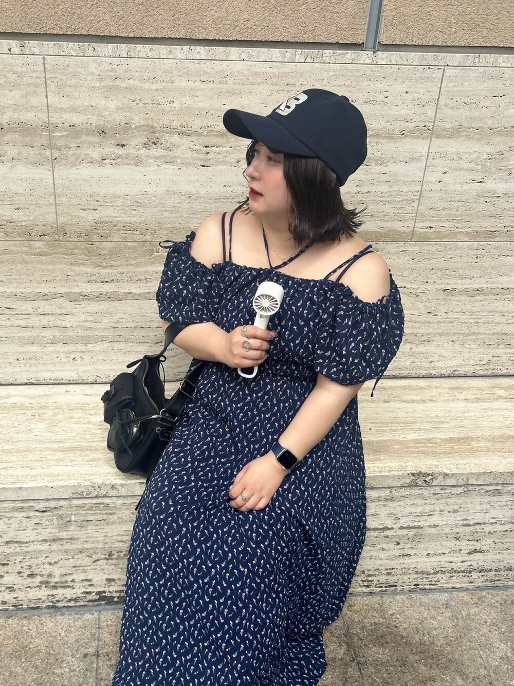 ブルー系のワンピース、ブラック系のサンダル、ブラック系のショルダーバッグを着用したレディースの夏コーディネートの5枚目の写真