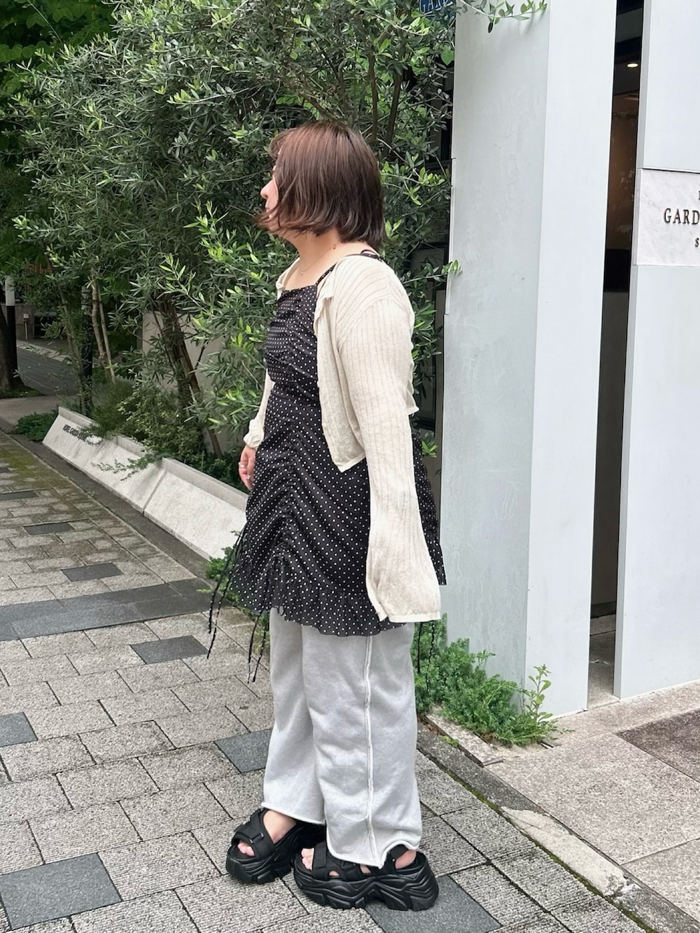 ブラック系のシャツ/ブラウス、ブラウン系のショルダーバッグ、ホワイト系のカーディガン/ボレロを着用したレディースの夏コーディネートの3枚目の写真