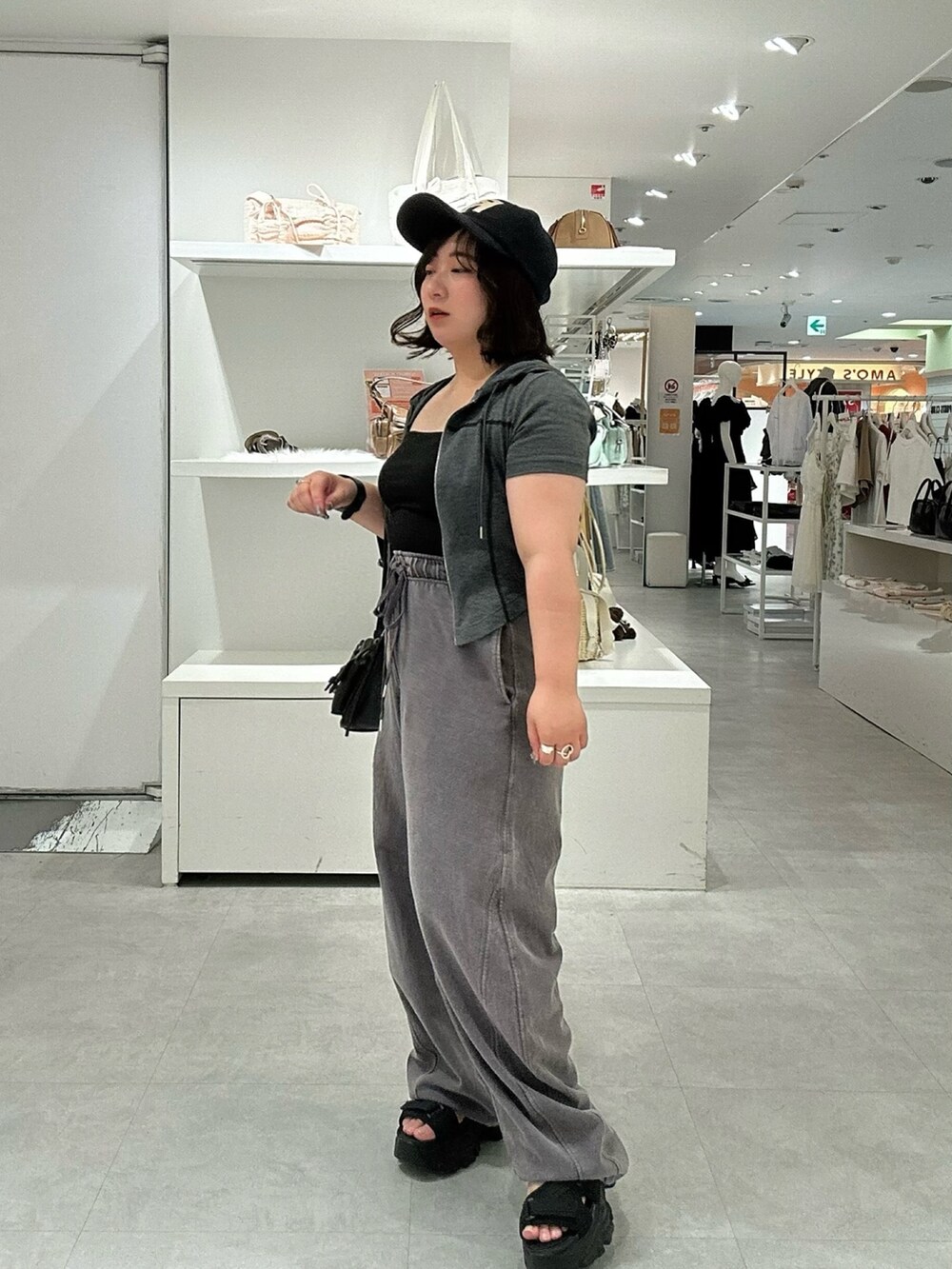 グレー系のパーカー、グレー系のスウェットパンツを着用したレディースの夏コーディネートの4枚目の写真