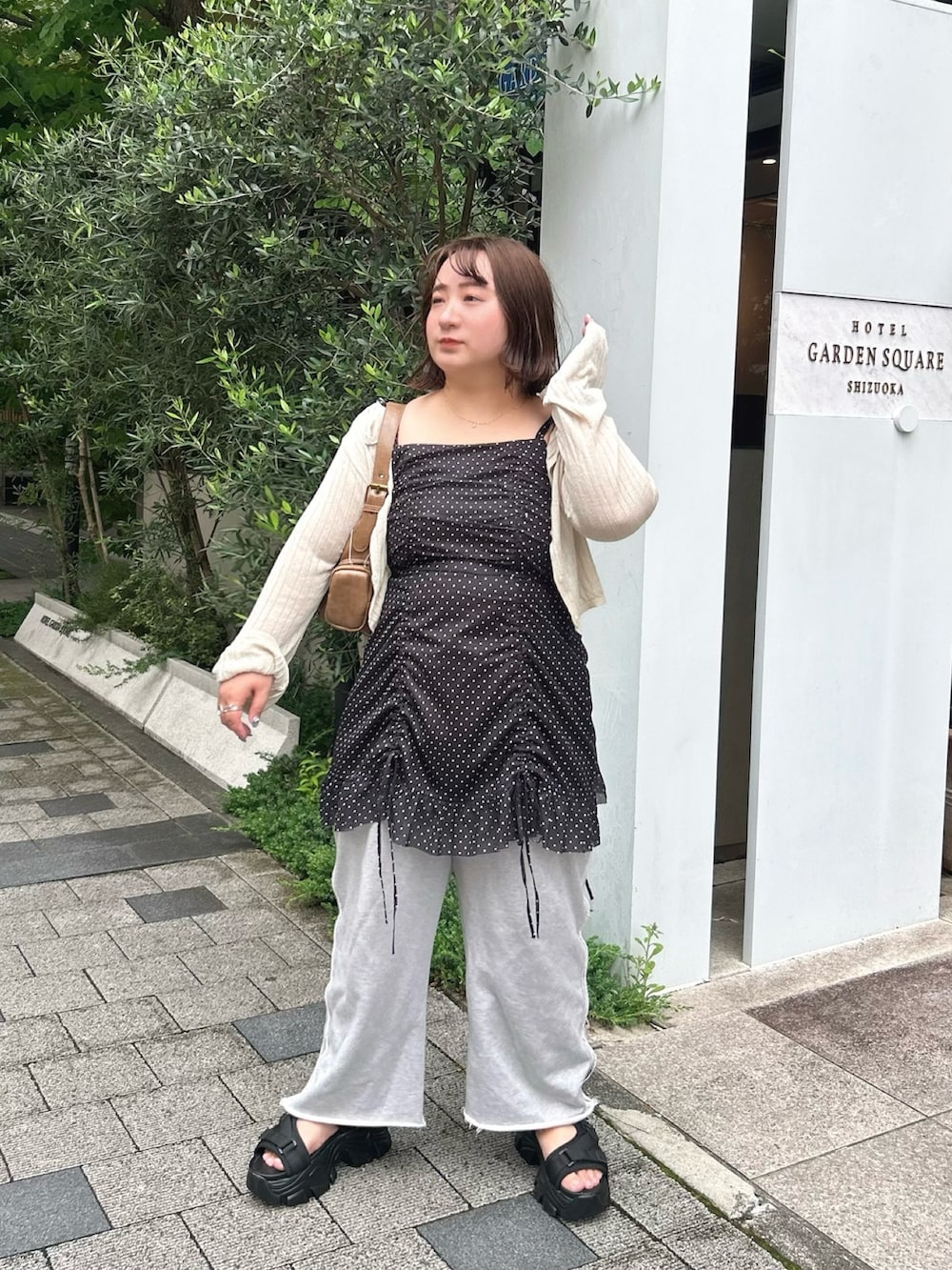 ブラック系のシャツ/ブラウス、ブラウン系のショルダーバッグ、ホワイト系のカーディガン/ボレロを着用したレディースの夏コーディネートの6枚目の写真