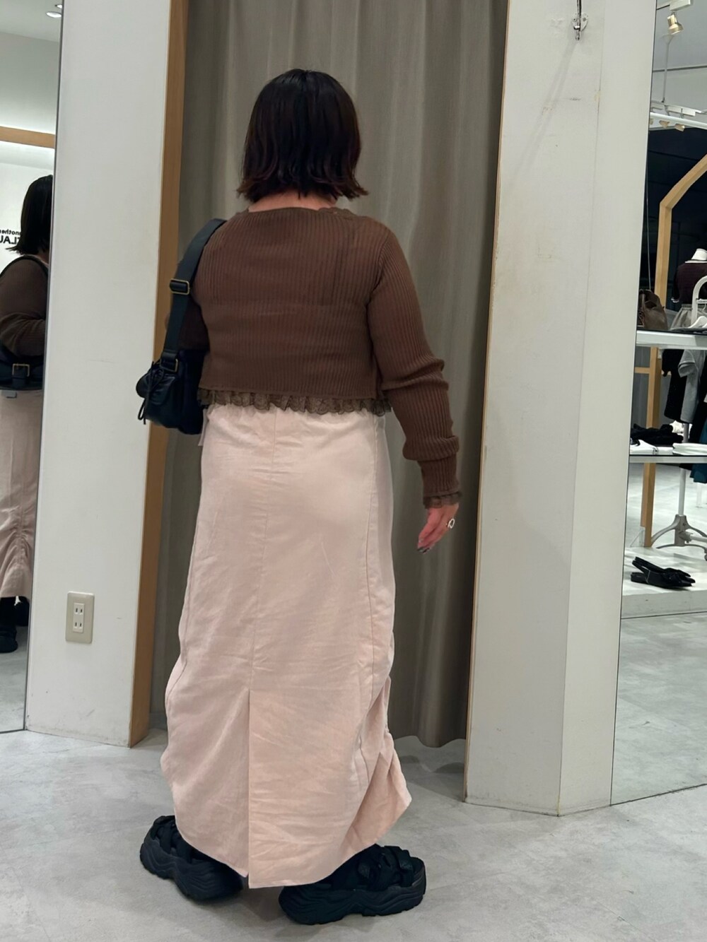 ピンク系のワンピース、ブラウン系のカーディガン/ボレロ、ブラック系のショルダーバッグを着用したレディースの夏コーディネートの6枚目の写真