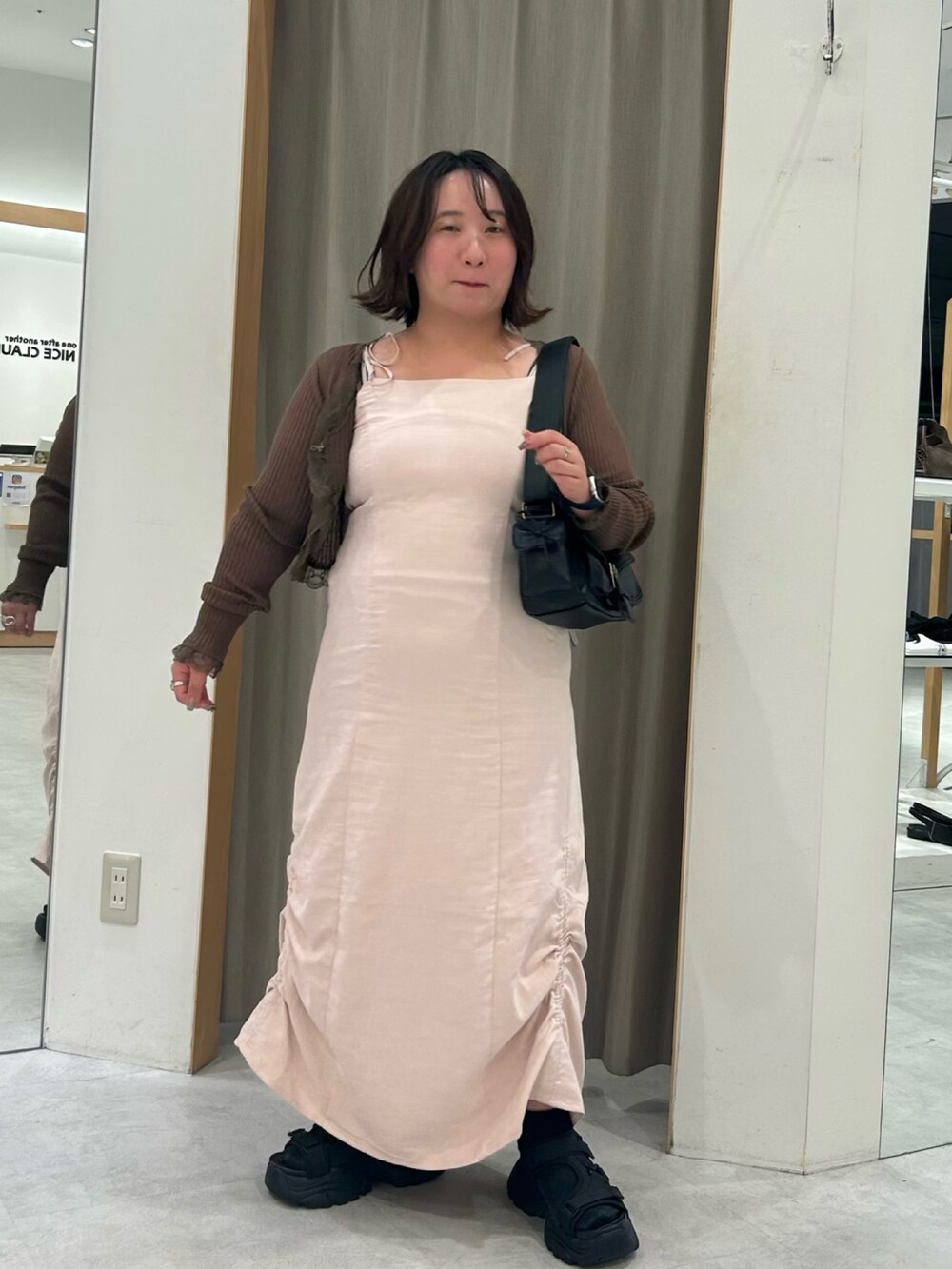 ピンク系のワンピース、ブラウン系のカーディガン/ボレロ、ブラック系のショルダーバッグを着用したレディースの夏コーディネートの4枚目の写真