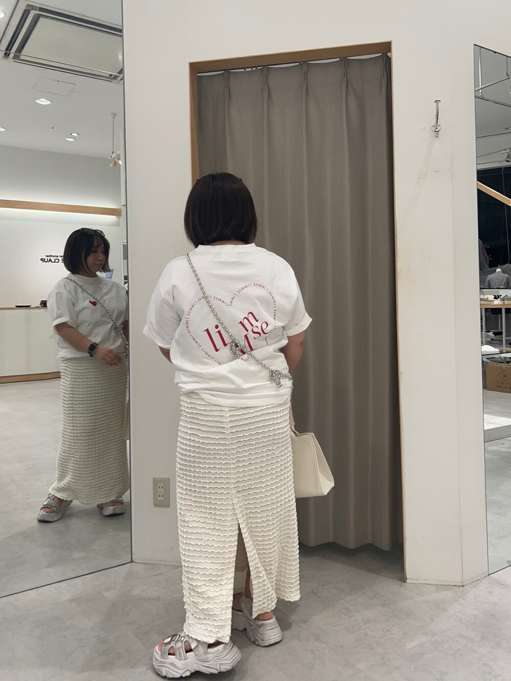 ホワイト系のTシャツ/カットソー、ホワイト系のトートバッグ、ホワイト系のスカートを着用したレディースの春コーディネートの3枚目の写真