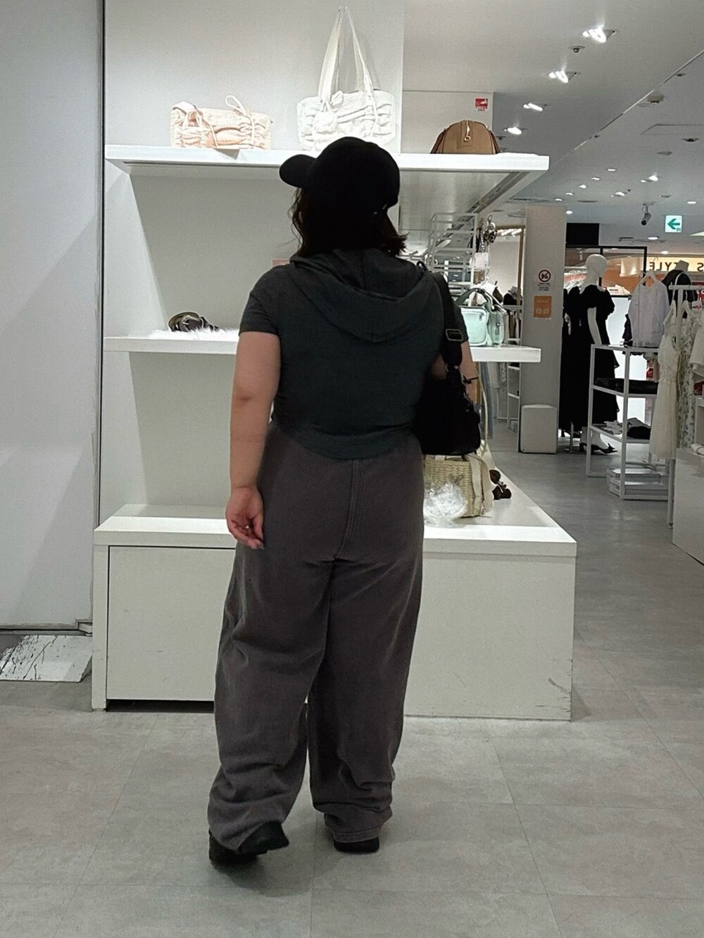 グレー系のパーカー、グレー系のスウェットパンツを着用したレディースの夏コーディネートの3枚目の写真