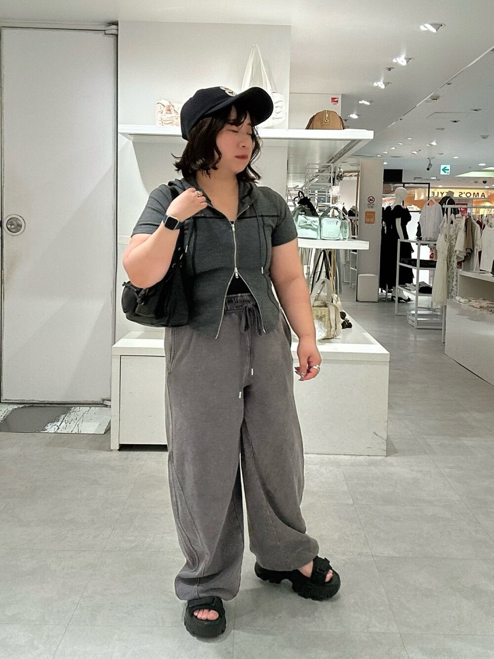 グレー系のパーカー、グレー系のスウェットパンツを着用したレディースの夏コーディネートの2枚目の写真