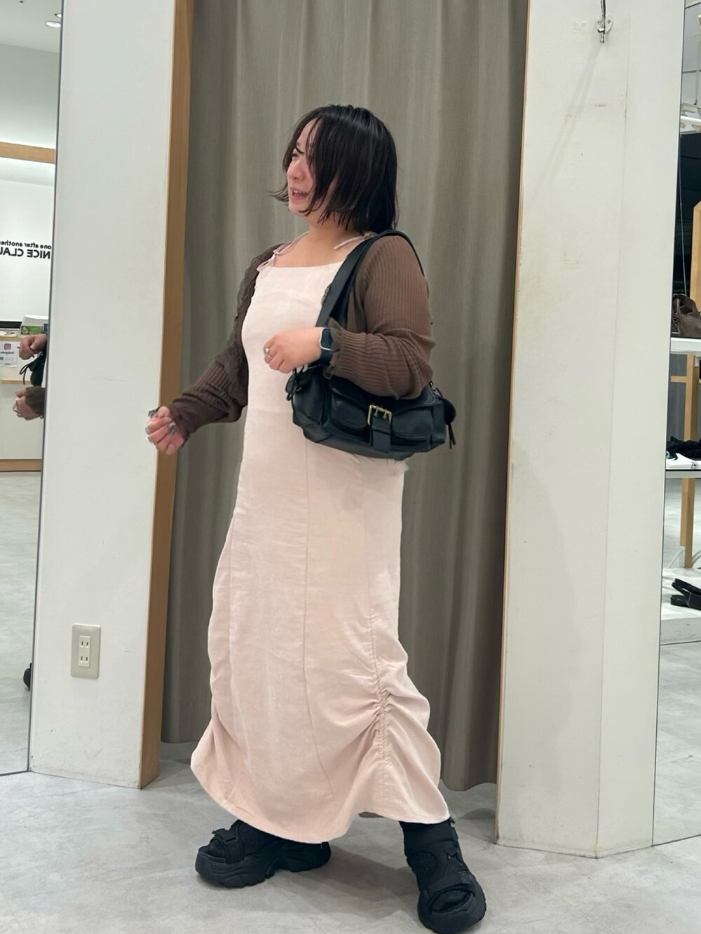 ピンク系のワンピース、ブラウン系のカーディガン/ボレロ、ブラック系のショルダーバッグを着用したレディースの夏コーディネートの3枚目の写真