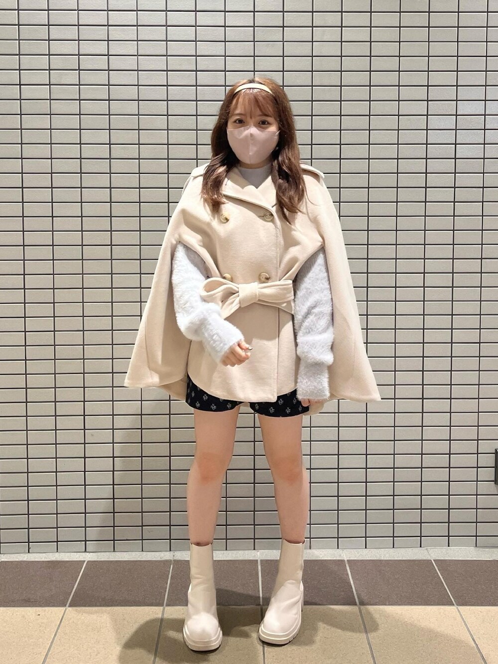 「秋服、秋服コーデ、ブーツ、サイドゴアブーツ、シャギーニット、ショートパンツ、ポンチョ、ニット、one after another NICE CLAUP、ナイスクラップ、nice claup、骨格ストレート、ガーリー、ワントーンコーデ、キレイめ」｜「one after another NICE CLAUPのトレンドのブローチセット。ふわふわフェザーニット（ニット/セーター、ブルー系）」を使った、たじさん（レディース・156cm）の秋コーディネートの3枚目の写真