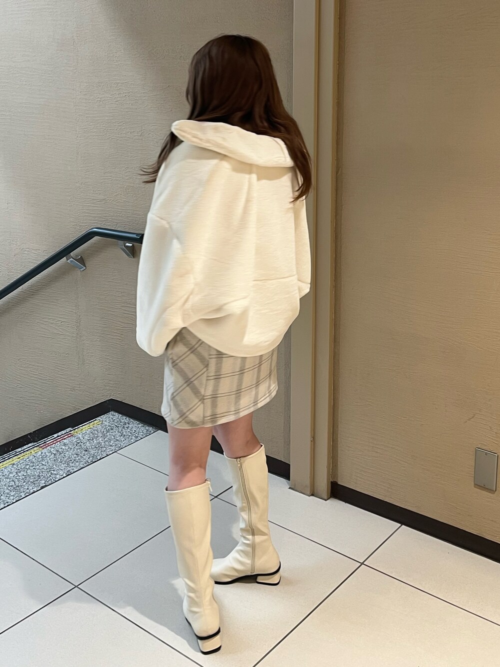 「秋コーデ、オトナカワイイ、ガーリー、キレイめ、ミニスカート、チェックスカート、フェザー、ニット、パステルカラー、ロングブーツ、骨格ストレート、one after another NICE CLAUP、ファー、ファーコート、ニットコーデ」｜「one after another NICE CLAUPのふわふわな肌触りで軽い着心地。ファーショートコート（その他アウター、ホワイト系）」を使った、たじさん（レディース・156cm）の秋コーディネートの4枚目の写真