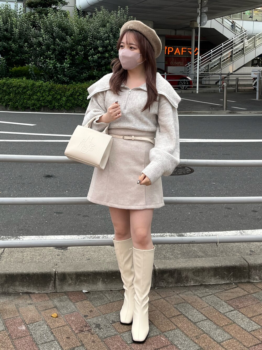「ベレー帽、セーラーカラー、ニット、ワントーンコーデ、ホワイト、ミニスカート、ロングブーツ、ガーリー、one after another NICE CLAUP、ナイスクラップ、骨格ストレート、オールホワイト、淡色コーデ、キレイめ、標準身長」|「one after another NICE CLAUPの今年のスタイリングにマストアイテム!ロングブーツ(ブーツ、ホワイト系)」を使った、たじさん(レディース・156cm)の秋コーディネートの2枚目の写真