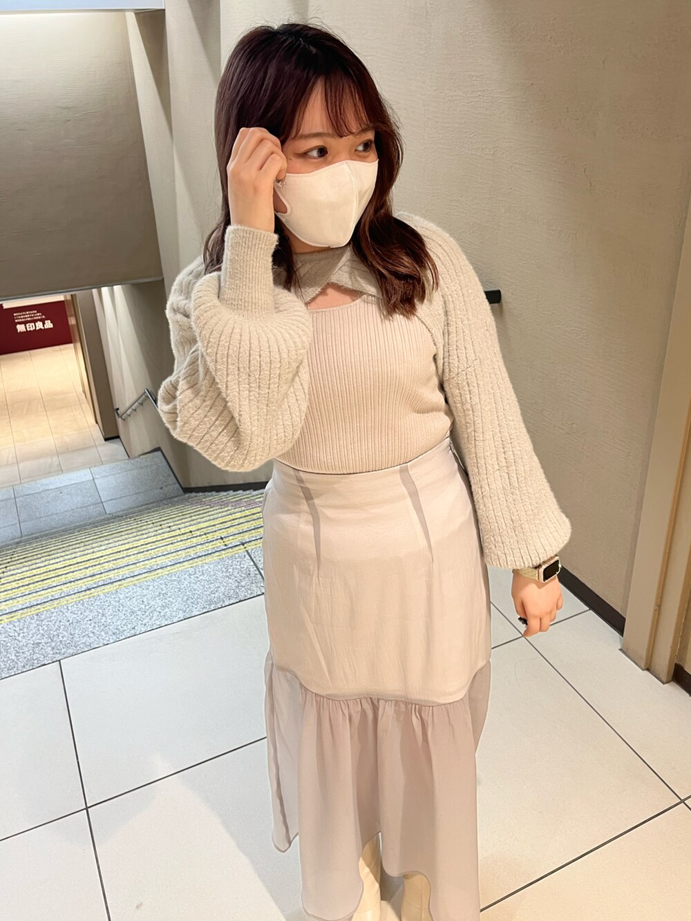 「one after another NICE CLAUP、ナイスクラップ、グレー、ワントーンコーデ、ブルー、シアー、肌見せ、マーメイドスカート、キレイめ、大人コーデ、ガーリー、骨格ストレート、標準身長、デート、シアースカート」｜「one after another NICE CLAUPのマルチWAYフェザーニット2枚セット　2023SS（ニット/セーター、グレー系）」を使った、たじさん（レディース・156cm）の冬コーディネートの4枚目の写真