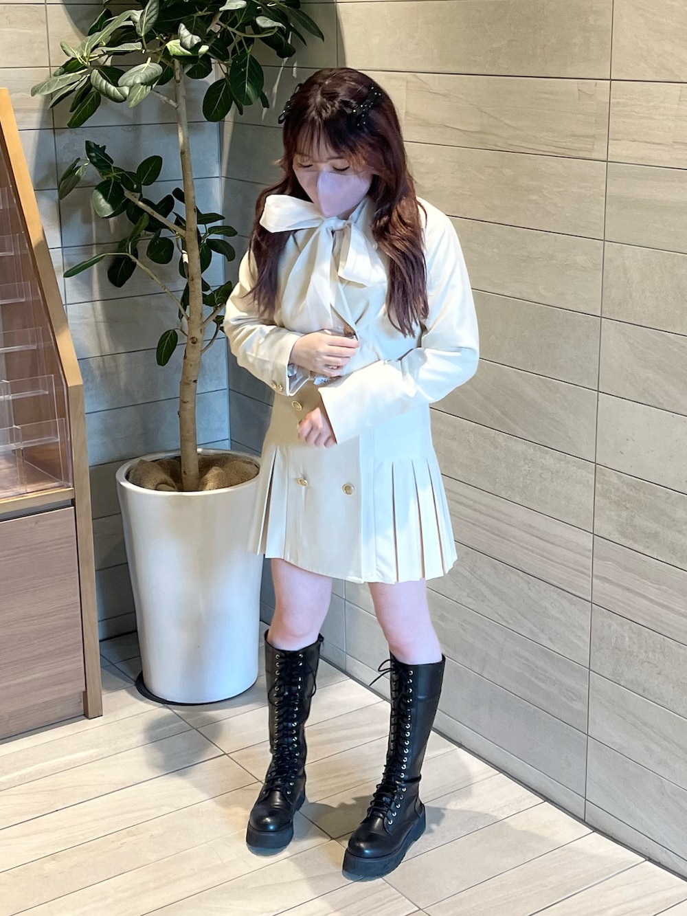 「one after another NICE CLAUP、ナイスクラップ、ワントーンコーデ、ホワイトコーデ、モノトーン、ガーリー、フレンチガーリー、ジャンパースカート、ワンピース、ボウタイ、セットアップ、ミニワンピ、骨格ストレート、春服、標準身長」|「one after another NICE CLAUPのガーリーにもキレイめにも着回せる。2wayボウタイベルスリーブニット(ニット/セーター、ブラック系)」を使った、たじさん(レディース・156cm)の冬コーディネートの3枚目の写真