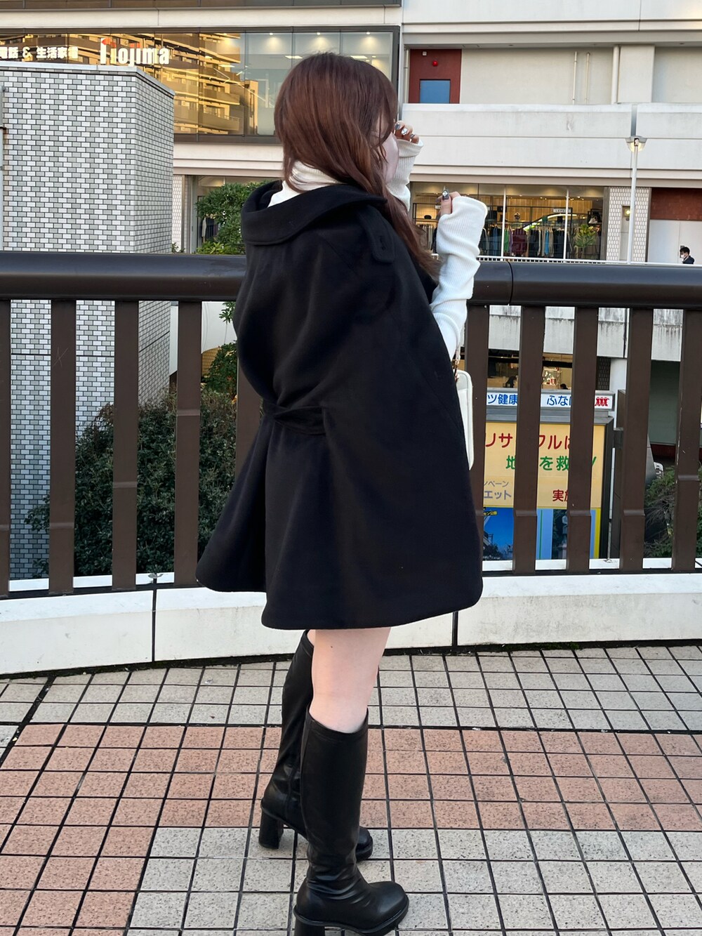 「モノトーン、ミニスカート、レオパード、ポンチョ、タートルネック、ロングブーツ、one after another NICE CLAUP、ナイスクラップ、ハイネック、コンバース、オトナカワイイ、ガーリー、骨格ストレート、標準身長、キレイめ」｜「one after another NICE CLAUPのトレンドのスタイリング。マルチWAYポンチョコート（ポンチョ、ブラック系）」を使った、たじさん（レディース・156cm）の秋コーディネートの5枚目の写真