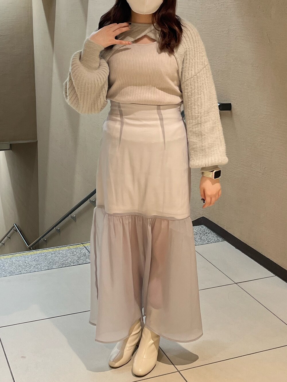 「one after another NICE CLAUP、ナイスクラップ、グレー、ワントーンコーデ、ブルー、シアー、肌見せ、マーメイドスカート、キレイめ、大人コーデ、ガーリー、骨格ストレート、標準身長、デート、シアースカート」｜「one after another NICE CLAUPのマルチWAYフェザーニット2枚セット　2023SS（ニット/セーター、グレー系）」を使った、たじさん（レディース・156cm）の冬コーディネートの5枚目の写真