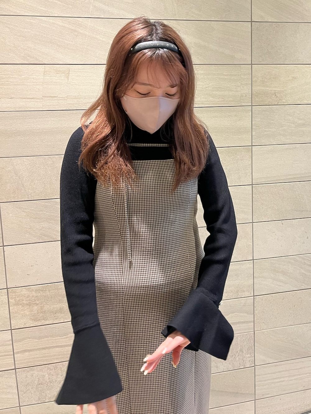 「キャミワンピ、スリット、ワンピース、チェック、スリットスカート、袖コンシャス、フレアスリーブ、タイトスカート、one after another NICE CLAUP、ナイスクラップ、ブラック、ハイネック、キレイめ、デートスタイル（WOMEN）、デート」｜「one after another NICE CLAUPの【新色追加】Iラインスリットキャミワンピース（ワンピース、ブラウン系）」を使った、たじさん（レディース・156cm）の秋コーディネートの4枚目の写真