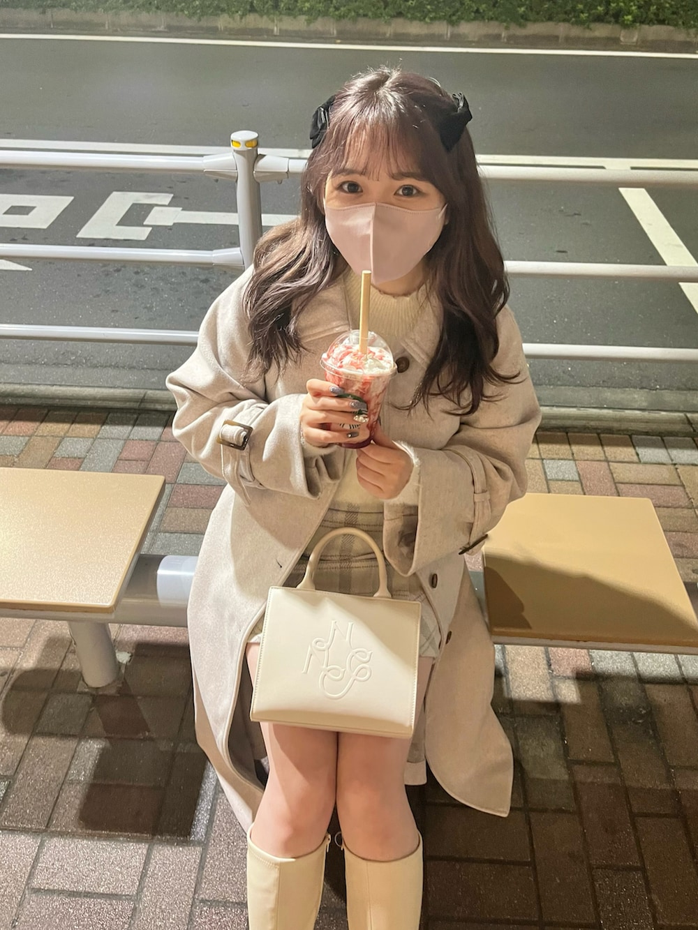 「one after another NICE CLAUP、ナイスクラップ、ロングコート、ミニスカート、ロングブーツ、秋冬コーデ、ステンカラーコート、ホワイトコーデ、キレイめ、ガーリー、デートスタイル(WOMEN)、骨格ストレート、チェックスカート、白ニット、オトナ女子」|「one after another NICE CLAUPのロゴモチーフエンボスミニバック(ショルダーバッグ、ホワイト系)」を使った、たじさん(レディース・156cm)の秋コーディネートの3枚目の写真