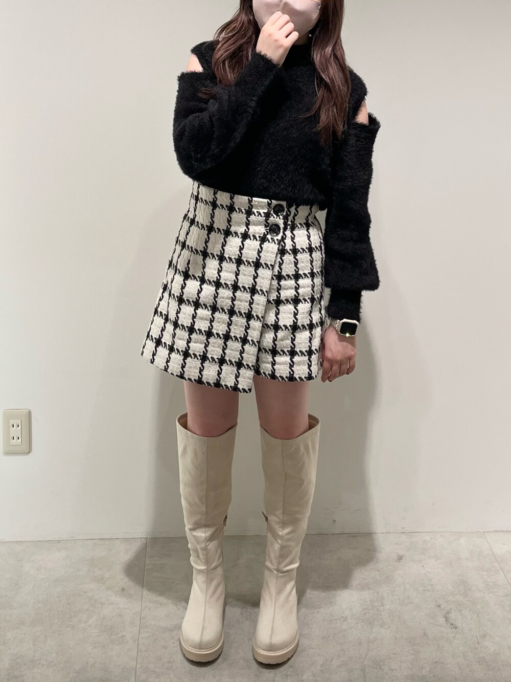 「大人ガーリー、モノトーン、ガーリー、ロングブーツ、ショートパンツ、肩あき、フェザー、キレイめ、one after another NICE CLAUP、ナイスクラップ、ツイード、骨格ストレート、ニットコーデ、ブラックコーデ、標準身長」｜「one after another NICE CLAUPの肩あきマルチウェイフェザーニット（ニット/セーター、ブラック系）」を使った、たじさん（レディース・156cm）の秋コーディネートの3枚目の写真