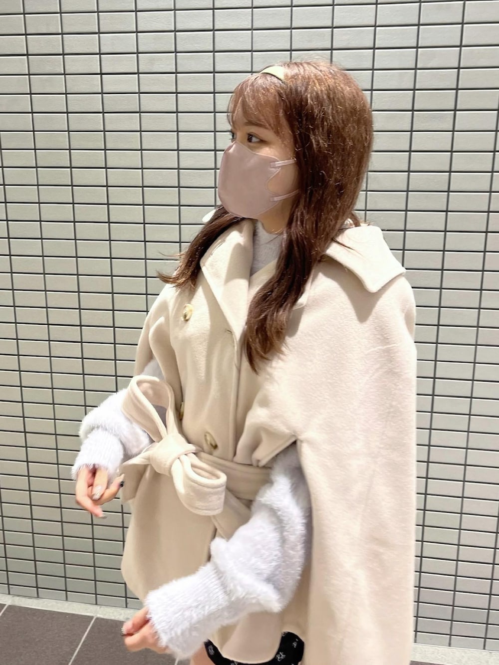 「秋服、秋服コーデ、ブーツ、サイドゴアブーツ、シャギーニット、ショートパンツ、ポンチョ、ニット、one after another NICE CLAUP、ナイスクラップ、nice claup、骨格ストレート、ガーリー、ワントーンコーデ、キレイめ」｜「one after another NICE CLAUPのトレンドのブローチセット。ふわふわフェザーニット（ニット/セーター、ブルー系）」を使った、たじさん（レディース・156cm）の秋コーディネートの2枚目の写真