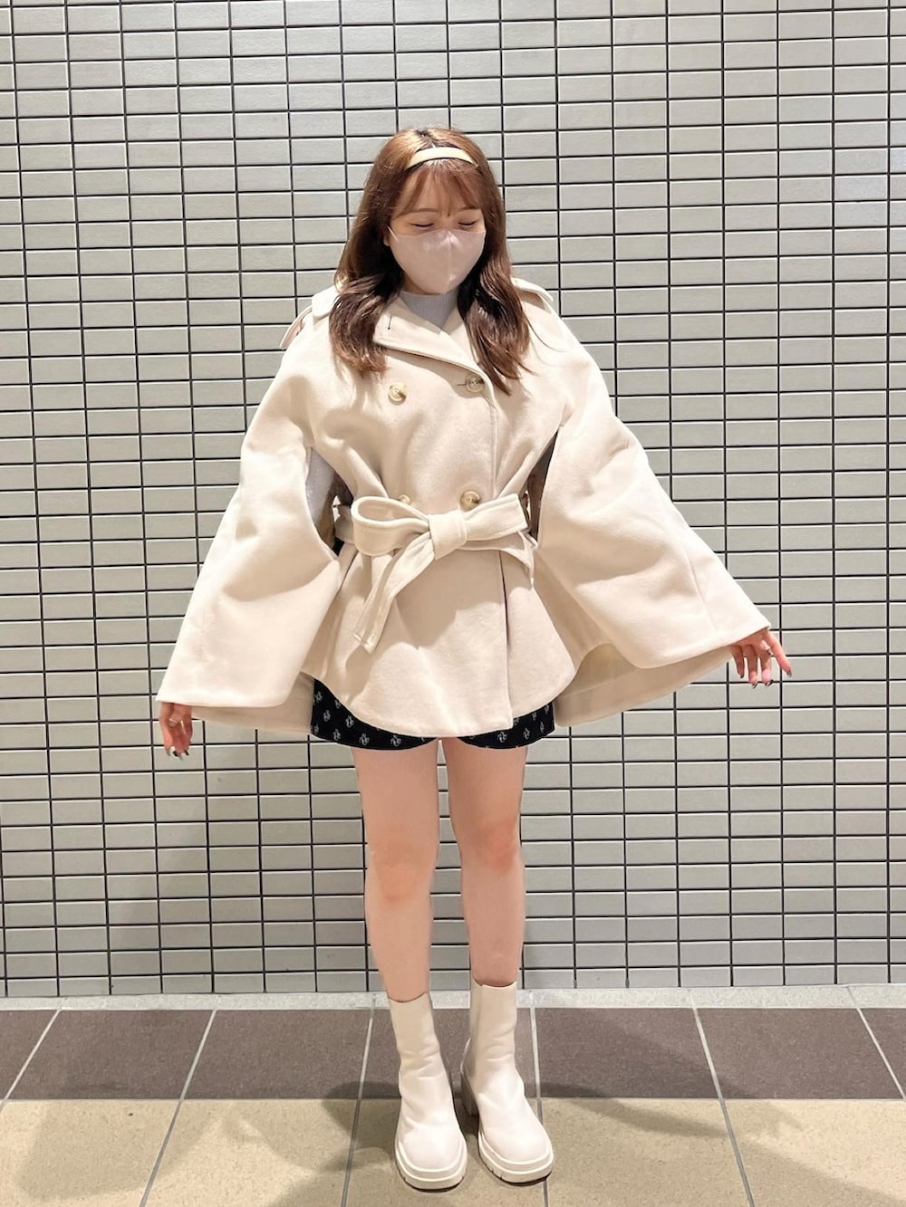 「秋服、秋服コーデ、ブーツ、サイドゴアブーツ、シャギーニット、ショートパンツ、ポンチョ、ニット、one after another NICE CLAUP、ナイスクラップ、nice claup、骨格ストレート、ガーリー、ワントーンコーデ、キレイめ」｜「one after another NICE CLAUPのトレンドのブローチセット。ふわふわフェザーニット（ニット/セーター、ブルー系）」を使った、たじさん（レディース・156cm）の秋コーディネートの4枚目の写真