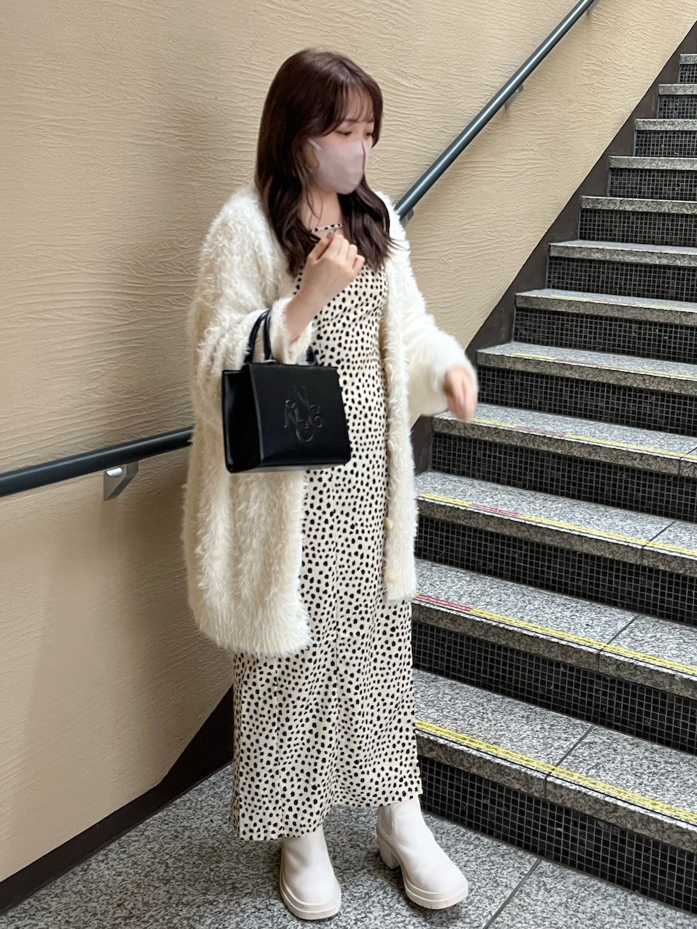 「秋服、オトナ女子、秋色コーデ、ワンピース、キャミワンピ、スリット、ダルメシアン柄、カーディガン、サイドゴアブーツ、フェザー、モノトーン、骨格ストレート、ナイスクラップ、one after another NICE CLAUP、nice claup」|「one after another NICE CLAUPのロゴモチーフエンボスミニバック(ショルダーバッグ、ブラック系)」を使った、たじさん(レディース・156cm)の秋コーディネートの2枚目の写真