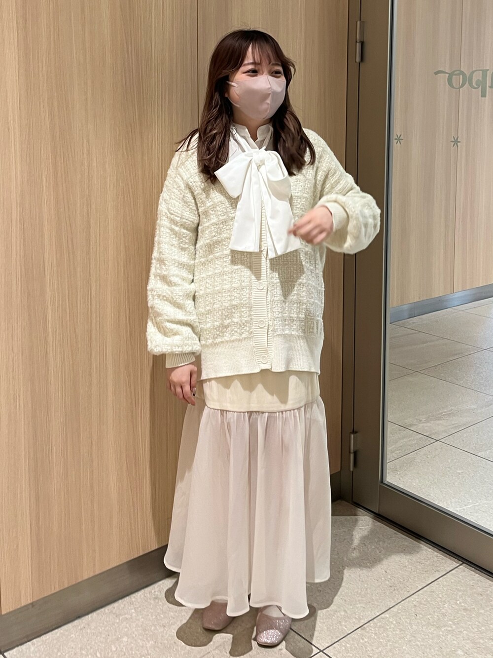 「オトナ女子、one after another NICE CLAUP、ナイスクラップ、マーメイドスカート、ロングカーディガン、カーディガン、ツイード、ボウタイブラウス、標準身長、骨格ストレート、ガーリー、キレイめ、ワントーンコーデ、オールホワイト、春コーデ」|「one after another NICE CLAUPのN刺繍ボウタイブラウス 2023SS(シャツ/ブラウス、ホワイト系)」を使った、たじさん(レディース・156cm)の冬コーディネートの2枚目の写真