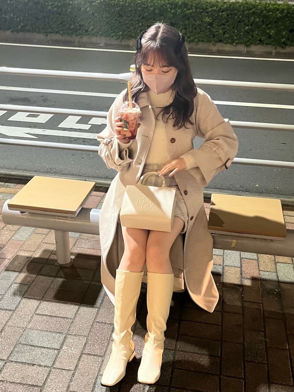 「one after another NICE CLAUP、ナイスクラップ、ロングコート、ミニスカート、ロングブーツ、秋冬コーデ、ステンカラーコート、ホワイトコーデ、キレイめ、ガーリー、デートスタイル(WOMEN)、骨格ストレート、チェックスカート、白ニット、オトナ女子」|「one after another NICE CLAUPのロゴモチーフエンボスミニバック(ショルダーバッグ、ホワイト系)」を使った、たじさん(レディース・156cm)の秋コーディネートの5枚目の写真