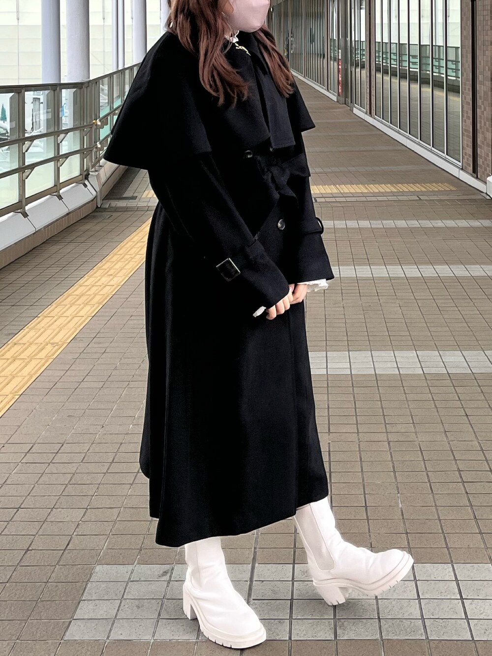 「秋コーデ、コート、ケープ、アウター、秋冬コーデ、モノトーン、ロングコート、オトナカワイイ、大人かわいい、モノトーンコーデ、キレイめコーデ、nice claup、one after another NICE CLAUP、ナイスクラップ、標準身長」｜「one after another NICE CLAUPの大人可愛い。ケープ付きロングステンカラーコート（ステンカラーコート、ブラック系）」を使った、たじさん（レディース・156cm）の秋コーディネートの5枚目の写真