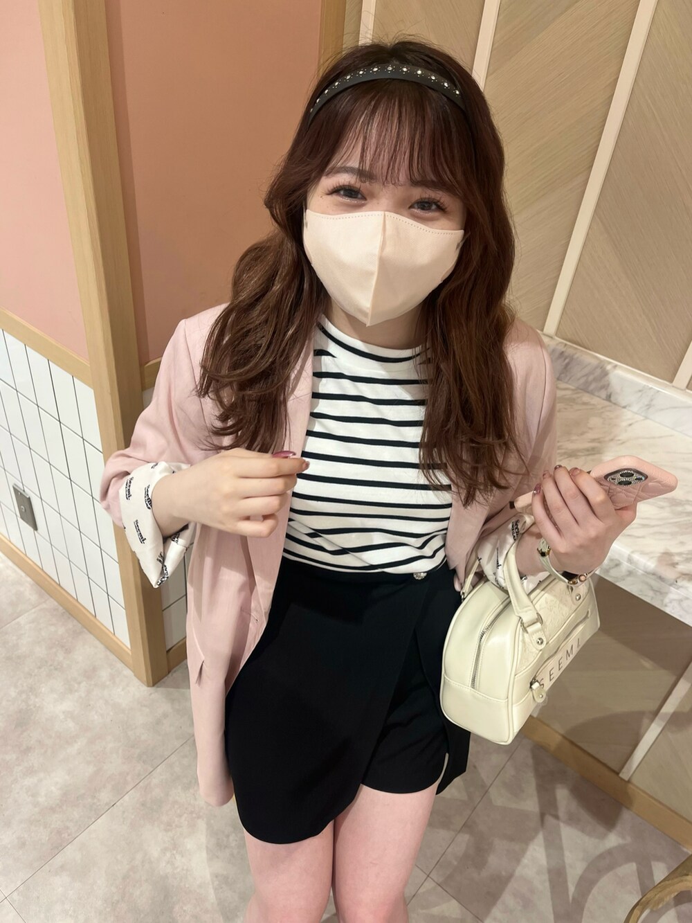 「オトナ女子、テーラードジャケット、ジャケット、ピンク、モノトーン、シンプルコーデ、オトナカワイイ、ガーリー、きれいめカジュアル、ボーダー、Tシャツ、スニーカー、one after another NICE CLAUP、ナイスクラップ、ミニスカート」｜「one after another NICE CLAUPのJOLIE ワンポイントロゴ刺繍T（Tシャツ/カットソー、ホワイト系）」を使った、たじさん（レディース・156cm）の春コーディネートの2枚目の写真