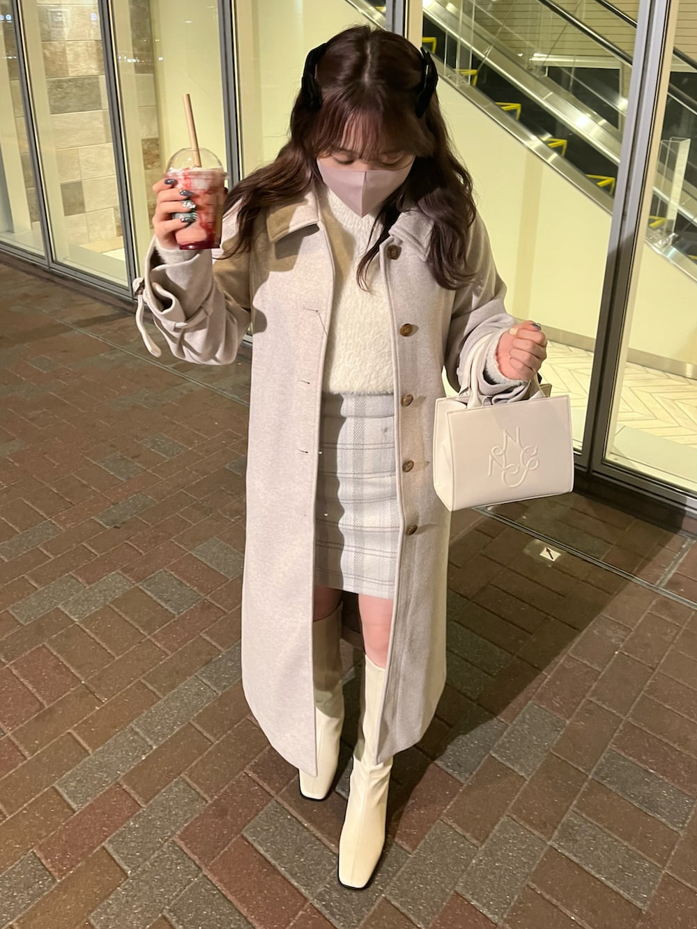 「one after another NICE CLAUP、ナイスクラップ、ロングコート、ミニスカート、ロングブーツ、秋冬コーデ、ステンカラーコート、ホワイトコーデ、キレイめ、ガーリー、デートスタイル(WOMEN)、骨格ストレート、チェックスカート、白ニット、オトナ女子」|「one after another NICE CLAUPのロゴモチーフエンボスミニバック(ショルダーバッグ、ホワイト系)」を使った、たじさん(レディース・156cm)の秋コーディネートの4枚目の写真