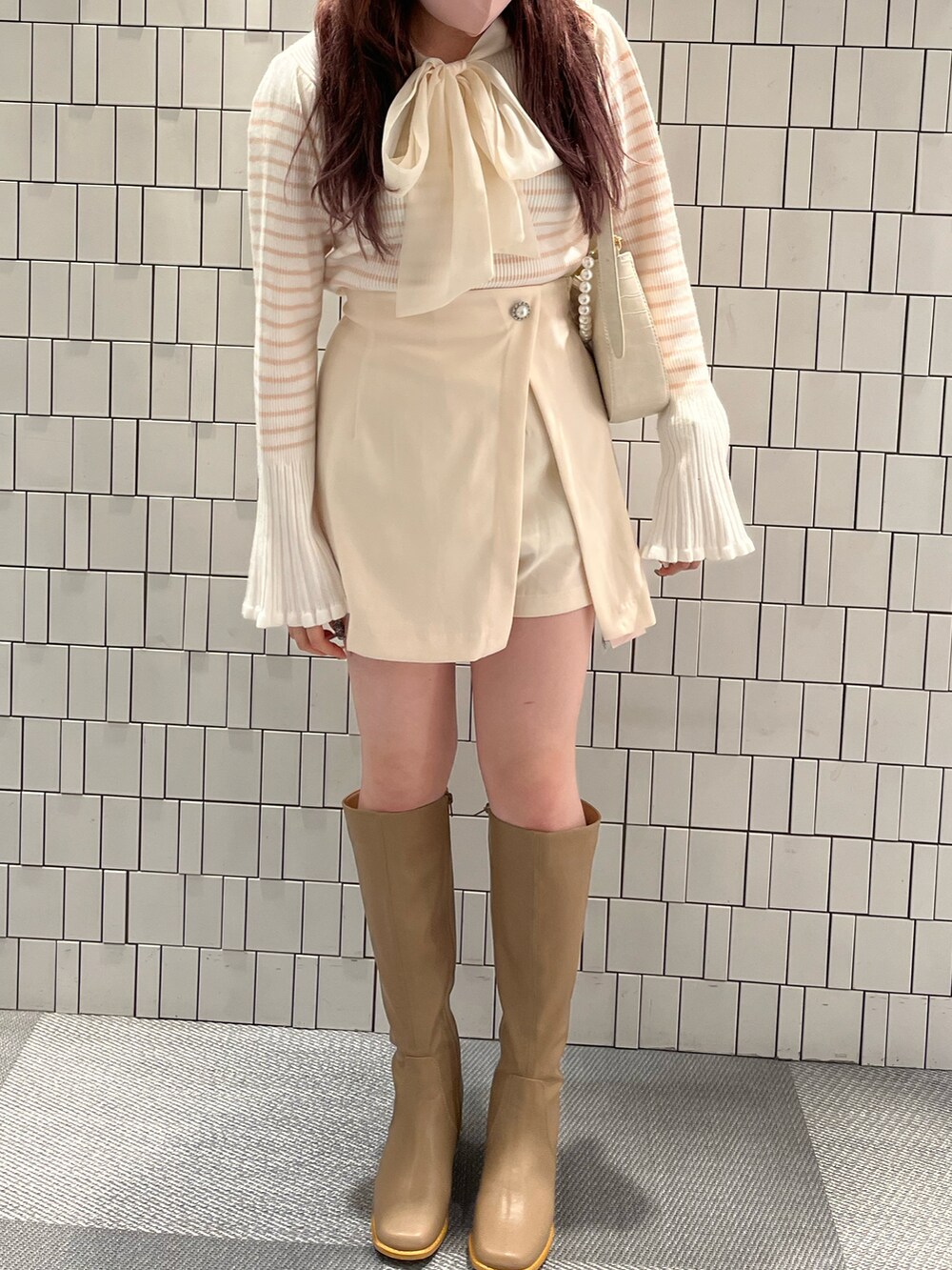 「ボウタイ、春カラー、ボーダー、春コーデ、ワントーンコーデ、ピンク、ガーリー、ミニスカート、one after another NICE CLAUP、ナイスクラップ、キレイめ、淡色コーデ、骨格ストレート、標準身長、フレンチガーリー」｜「one after another NICE CLAUPのビジューボタンスカパン　2023SS（その他パンツ、ホワイト系）」を使った、たじさん（レディース・156cm）の冬コーディネートの4枚目の写真