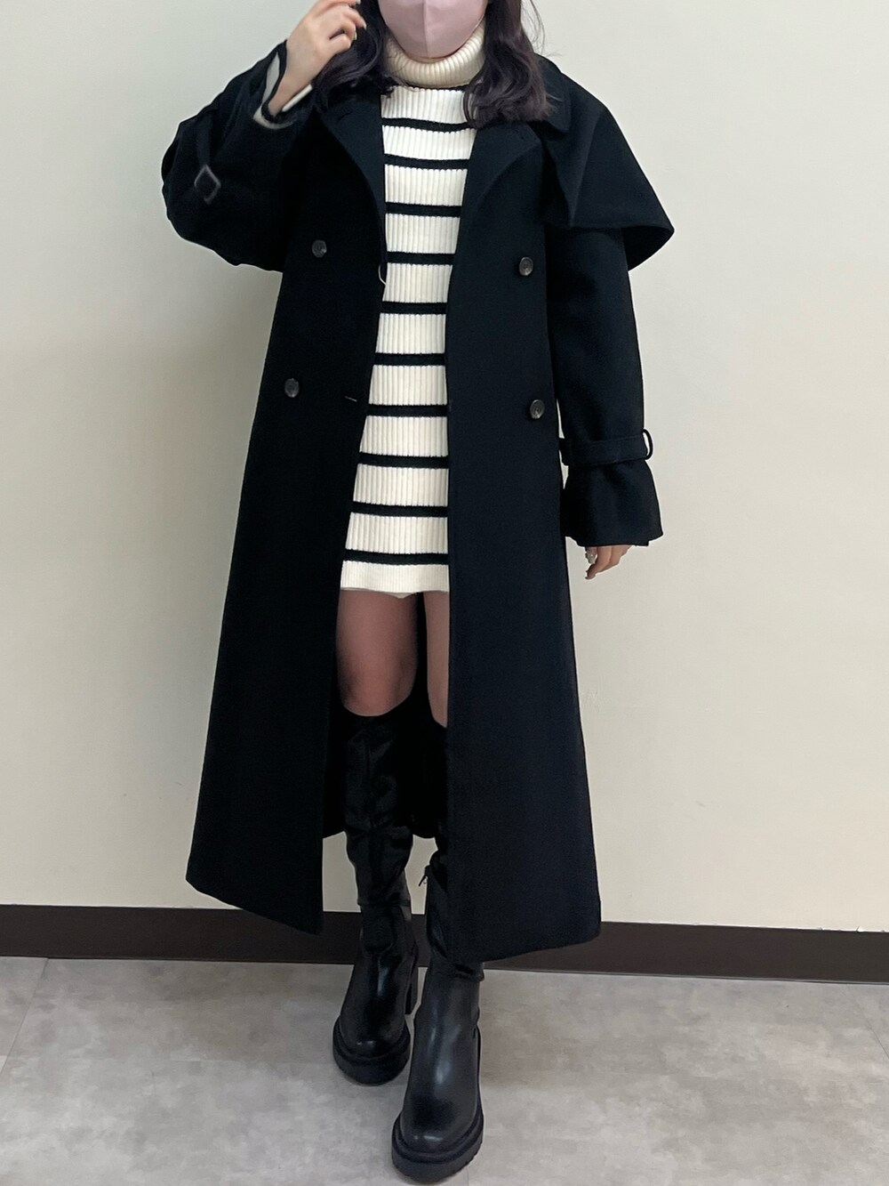 「ニットワンピース、タートルネック、ボーダー、ロングブーツ、ミニワンピ、モノトーン、ロングコート、ガーリー、大人ガーリー、one after another NICE CLAUP、ナイスクラップ、フレンチガーリー、骨格ストレート、標準身長、ボーダーニット」|「one after another NICE CLAUPのNC刺繍ハイネックニットミニワンピ(ニット/セーター、ベージュ系)」を使った、たじさん(レディース・156cm)の冬コーディネートの2枚目の写真