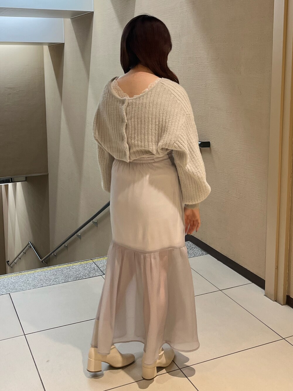 「one after another NICE CLAUP、ナイスクラップ、グレー、ワントーンコーデ、ブルー、シアー、肌見せ、マーメイドスカート、キレイめ、大人コーデ、ガーリー、骨格ストレート、標準身長、デート、シアースカート」｜「one after another NICE CLAUPのマルチWAYフェザーニット2枚セット　2023SS（ニット/セーター、グレー系）」を使った、たじさん（レディース・156cm）の冬コーディネートの3枚目の写真